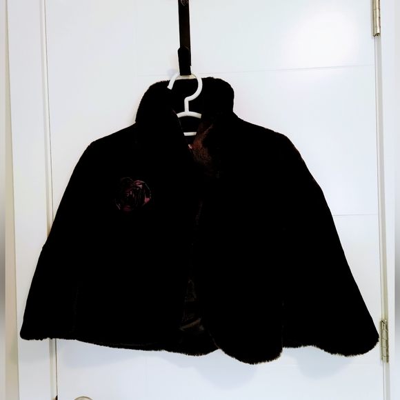 Elegant Velvet Schall , size M with beautiful accent of violet rose flower 💜🪻 - Picture 2 of 3